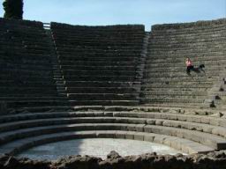 Amfiteatro di Pompei. L'Odeion, la cavea del Teatro Piccolo